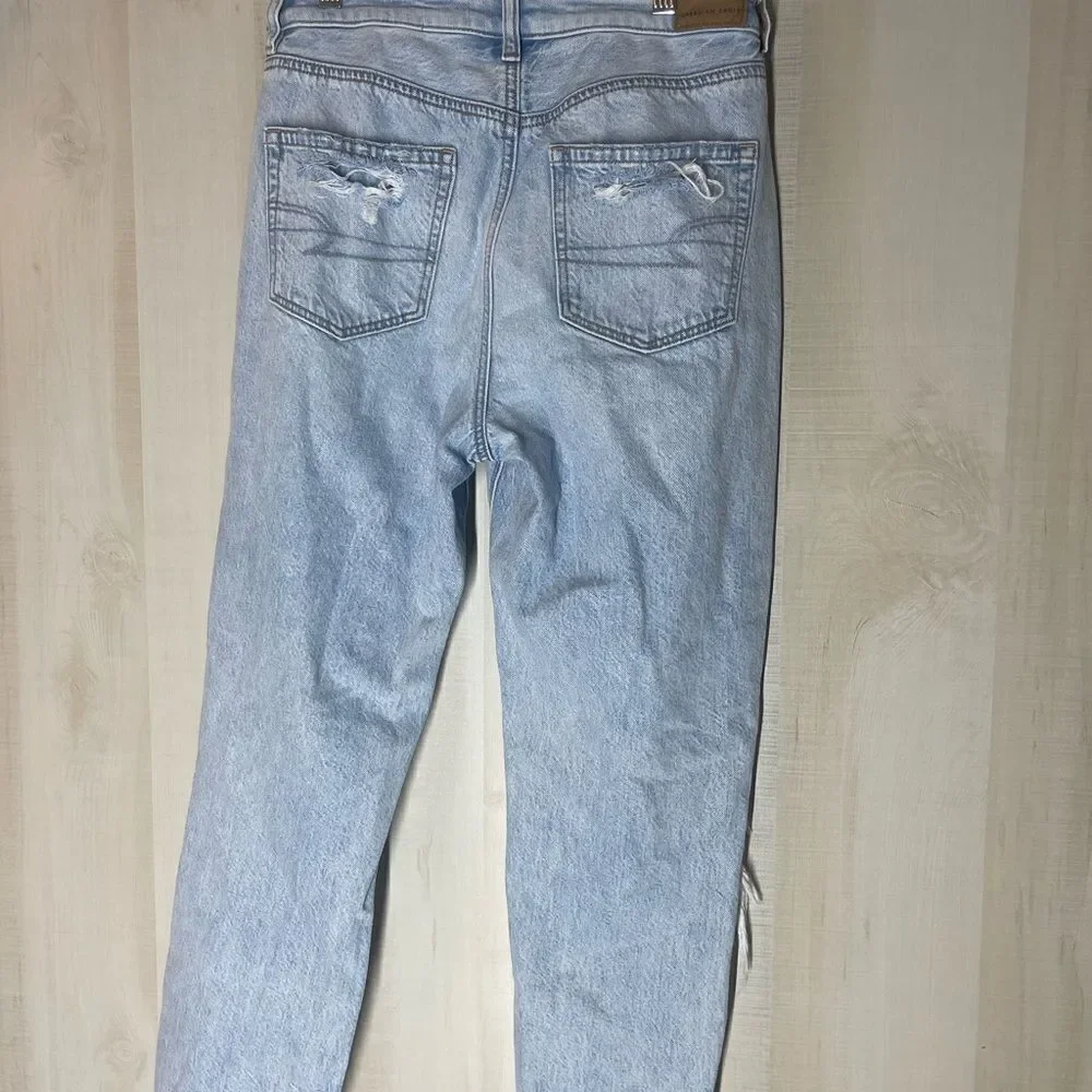 American Eagle mom jeans distressed light wash, size 4 regular‎
